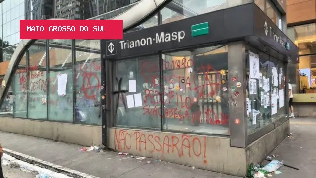 Estação do metrô é limpa após pichações durante ato pró-Lula na Paulista