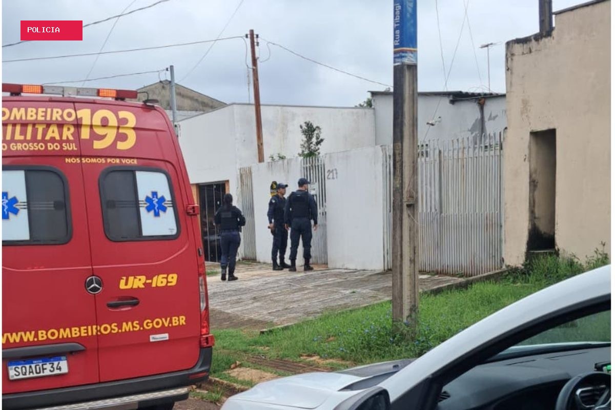 Homem é preso após arremessar machado na cabeça de esposa em MS