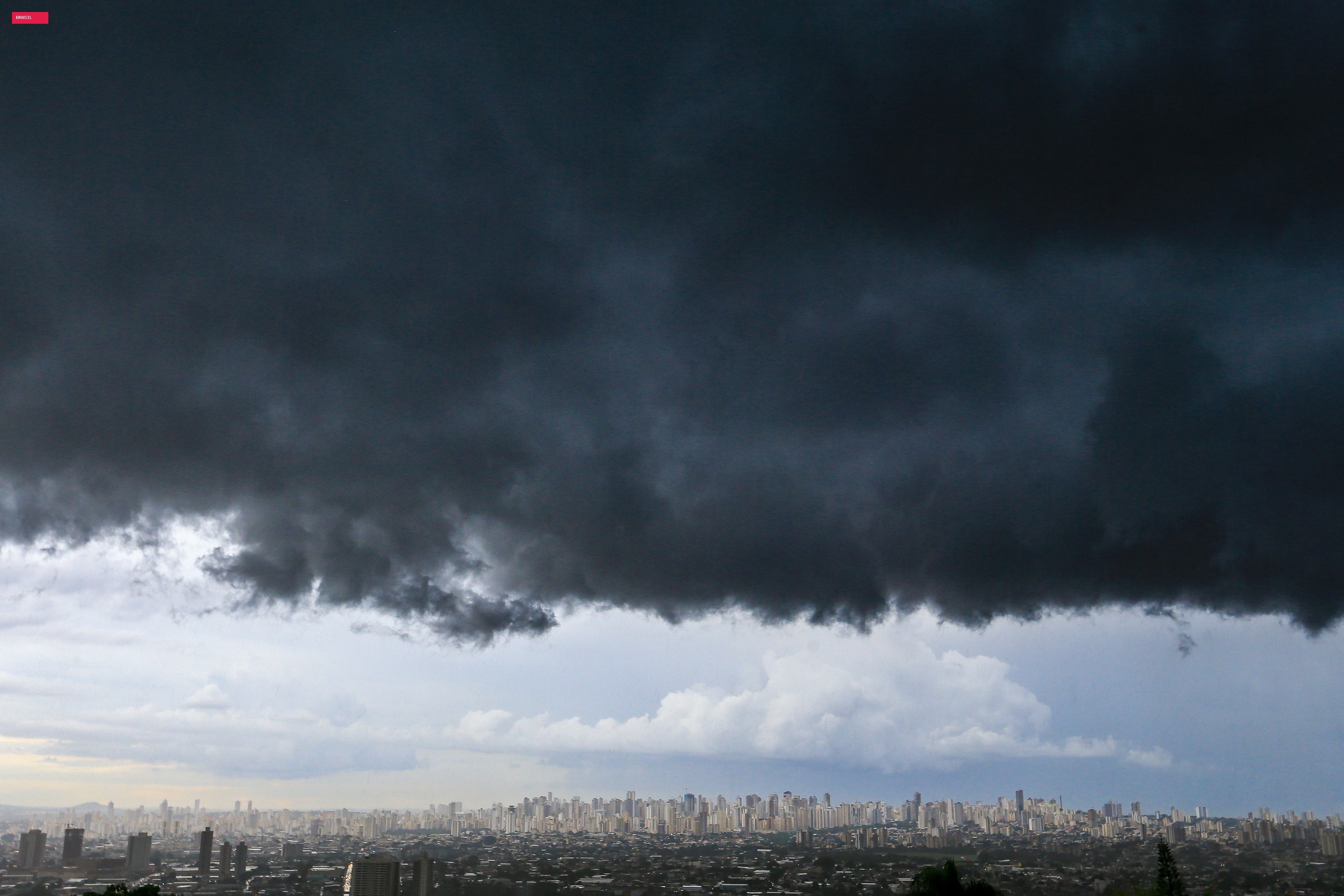 Paraná volta a entrar em alerta de tempestades com chuvas e ventos fortes