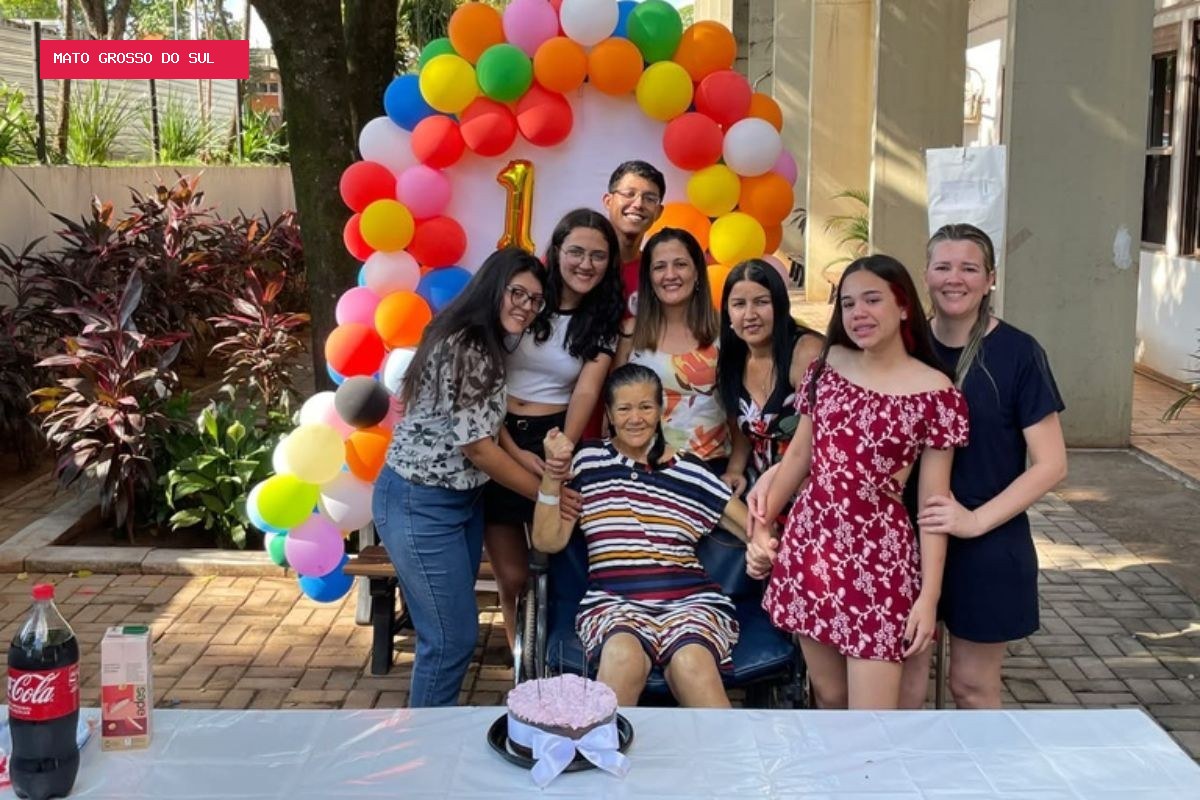 Adolescente faz festa de 15 anos em hospital para comemorar com avó internada