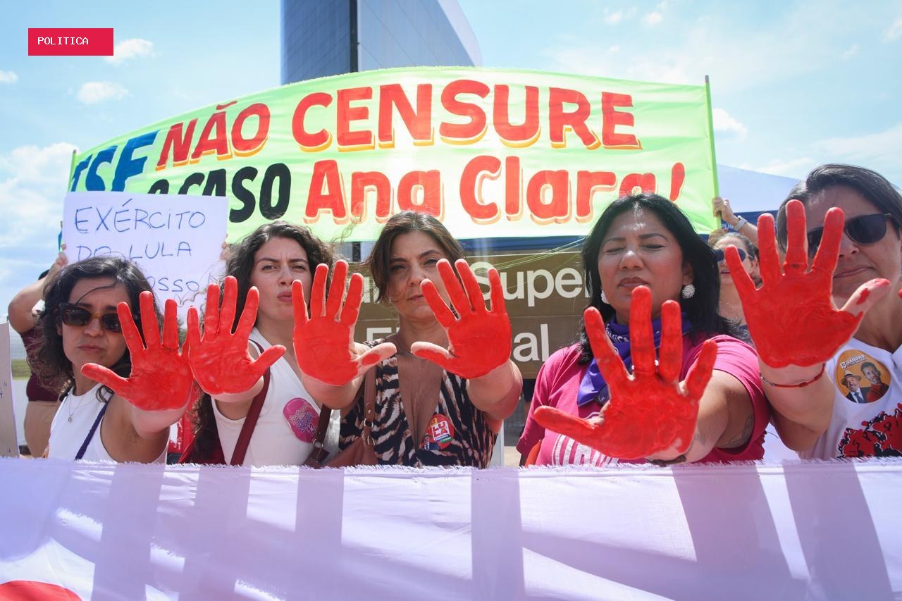 Manifestantes protestam contra Flávio na frente do TSE