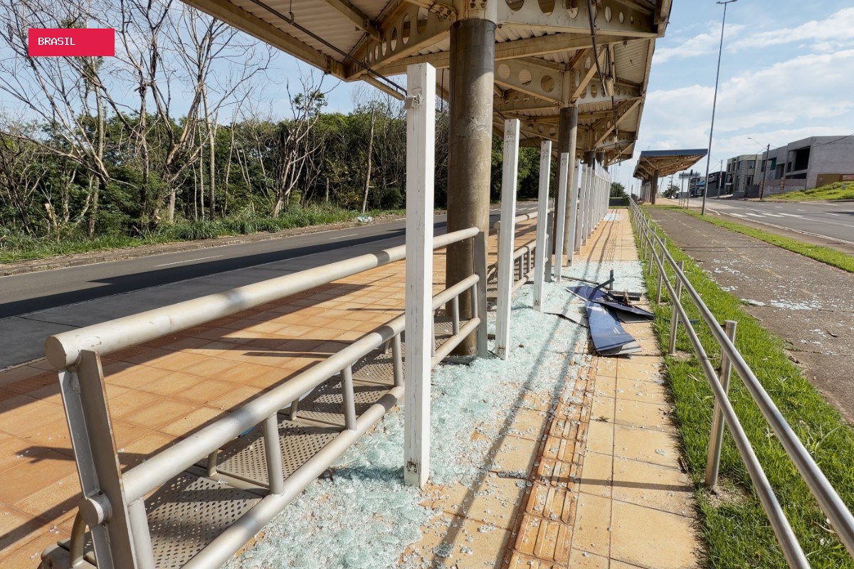 Ponto de ônibus é alvo de vandalismo em avenida de Santa Bárbara d'Oeste