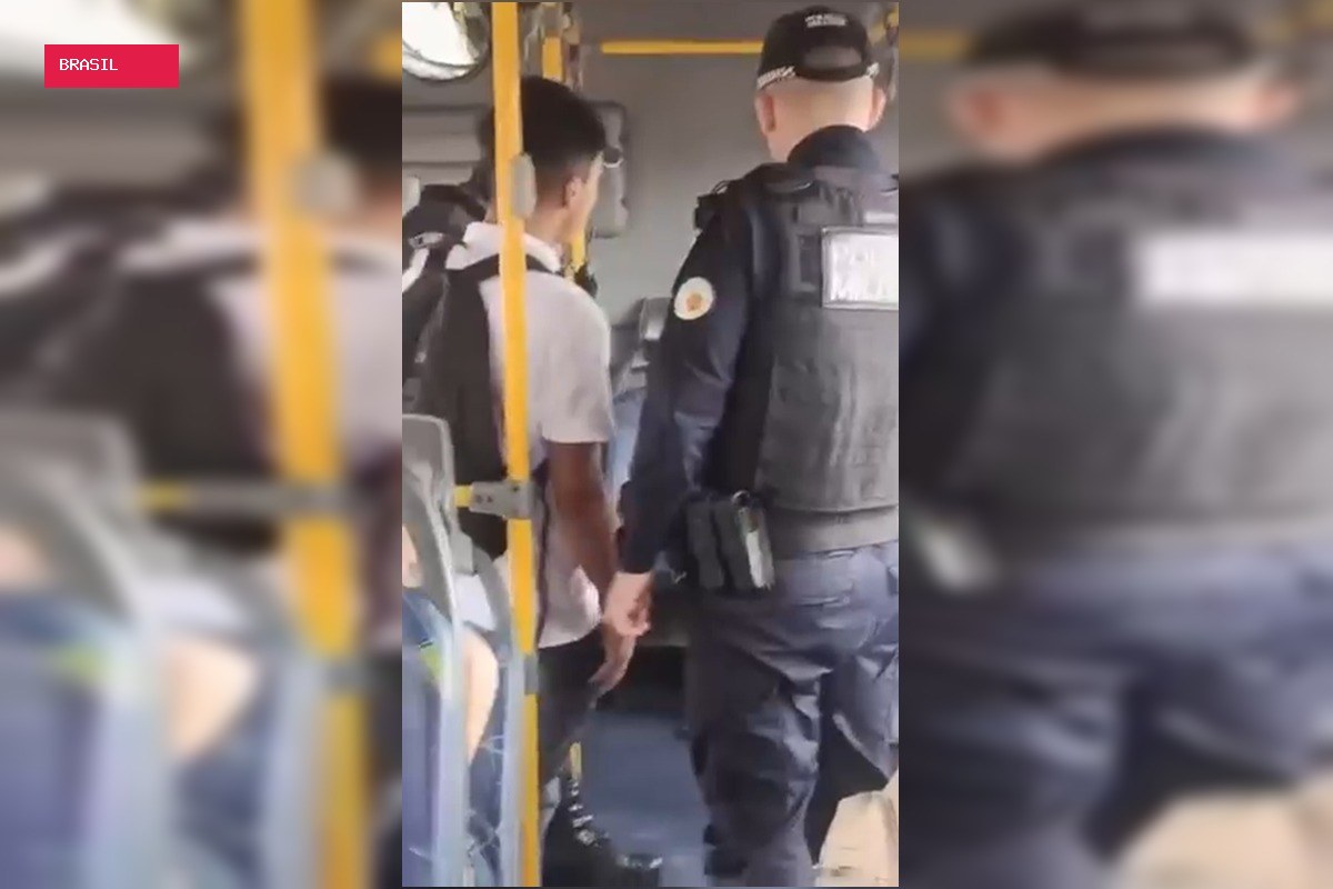 Homem é levado à delegacia suspeito de apalpar adolescente dentro de ônibus