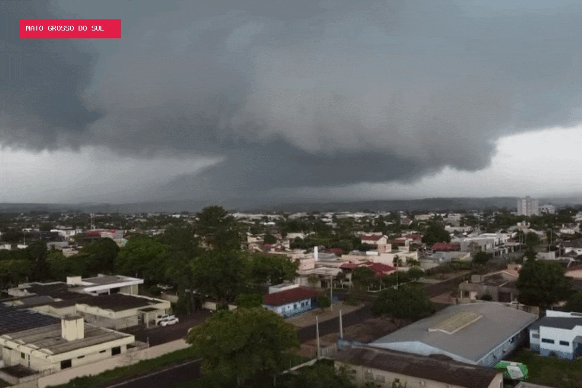 Nuvens gigantes formam 'paredão' no céu antes de temporal causar estragos em MS