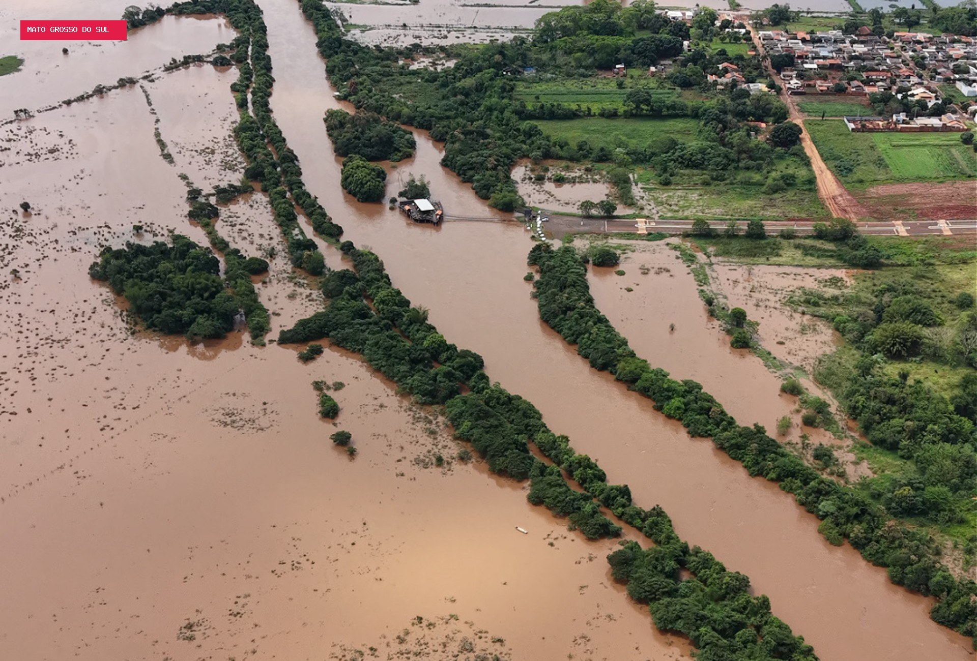 Rio Dourados sobe e água se aproxima de áreas ocupadas por ribeirinhos em MS