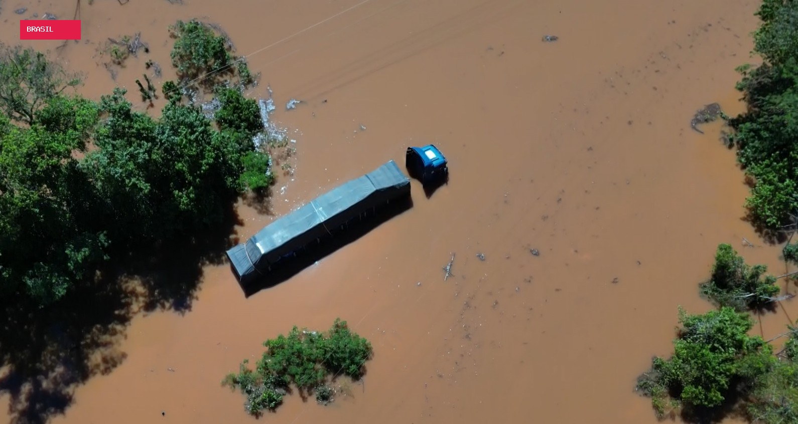 Ribeirão transborda, cobre totalmente ponte no Paraná e caminhão fica preso ao tentar atravessar