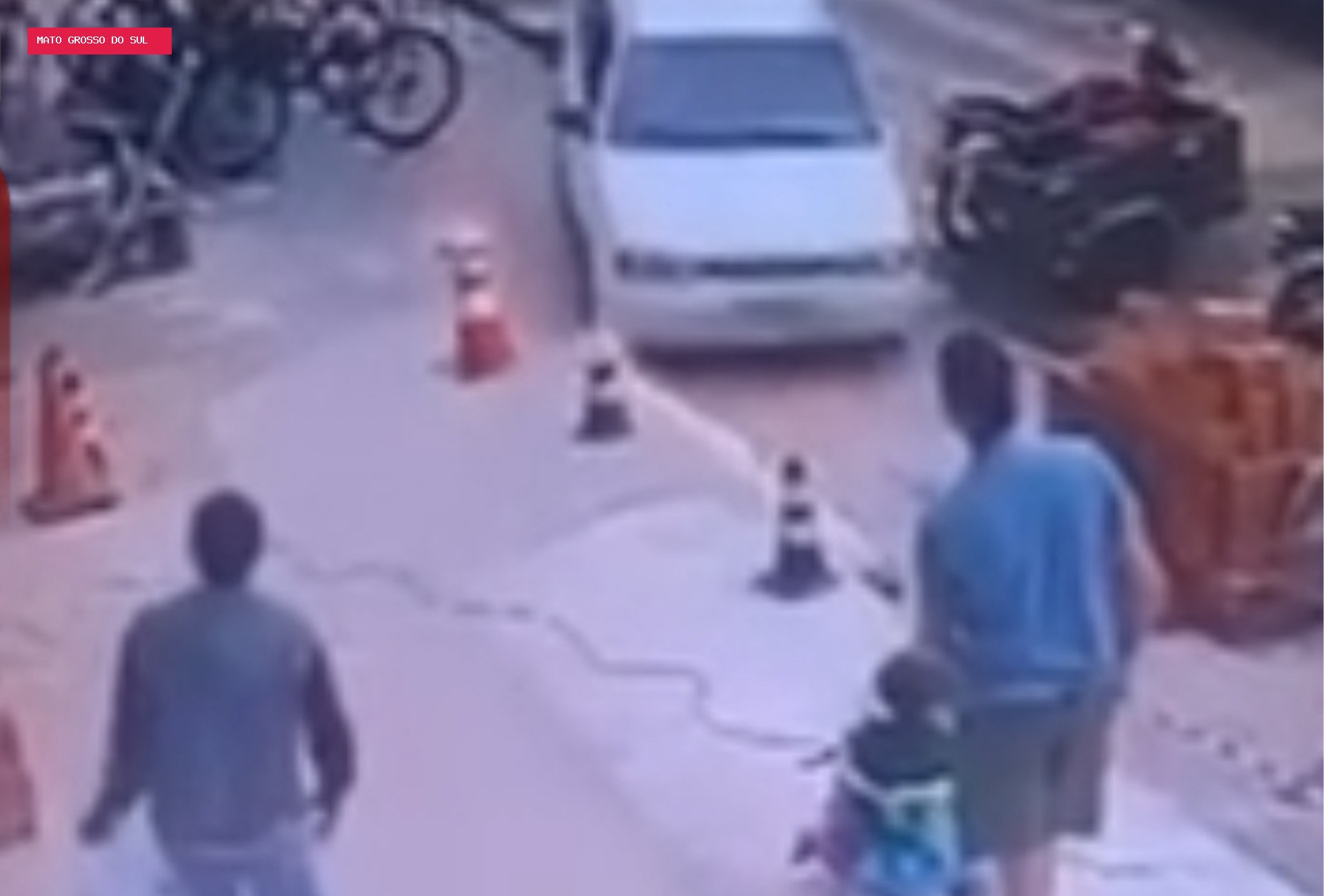 Vídeo mostra carro atropelando pai e bebê de 1 ano na calçada em Costa Rica