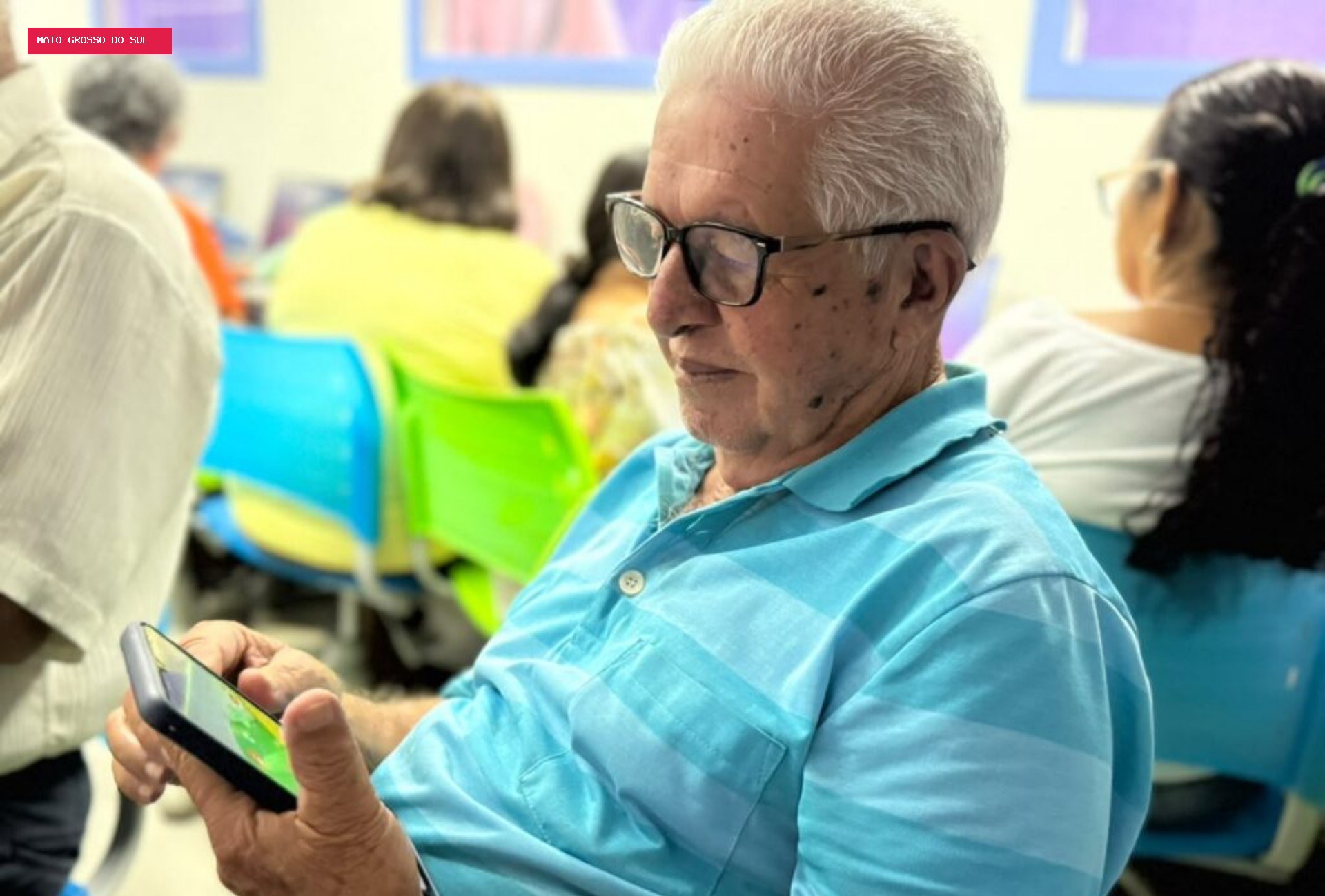 De configurações básicas a dar likes, idosos aprendem bê-á-bá digital no celular