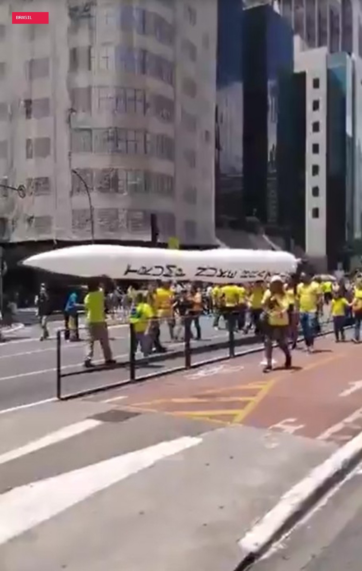 Apoiadores de Flávio Bolsonaro levam à Paulista míssil inflável que pede para Trump fazer um ataque nuclear