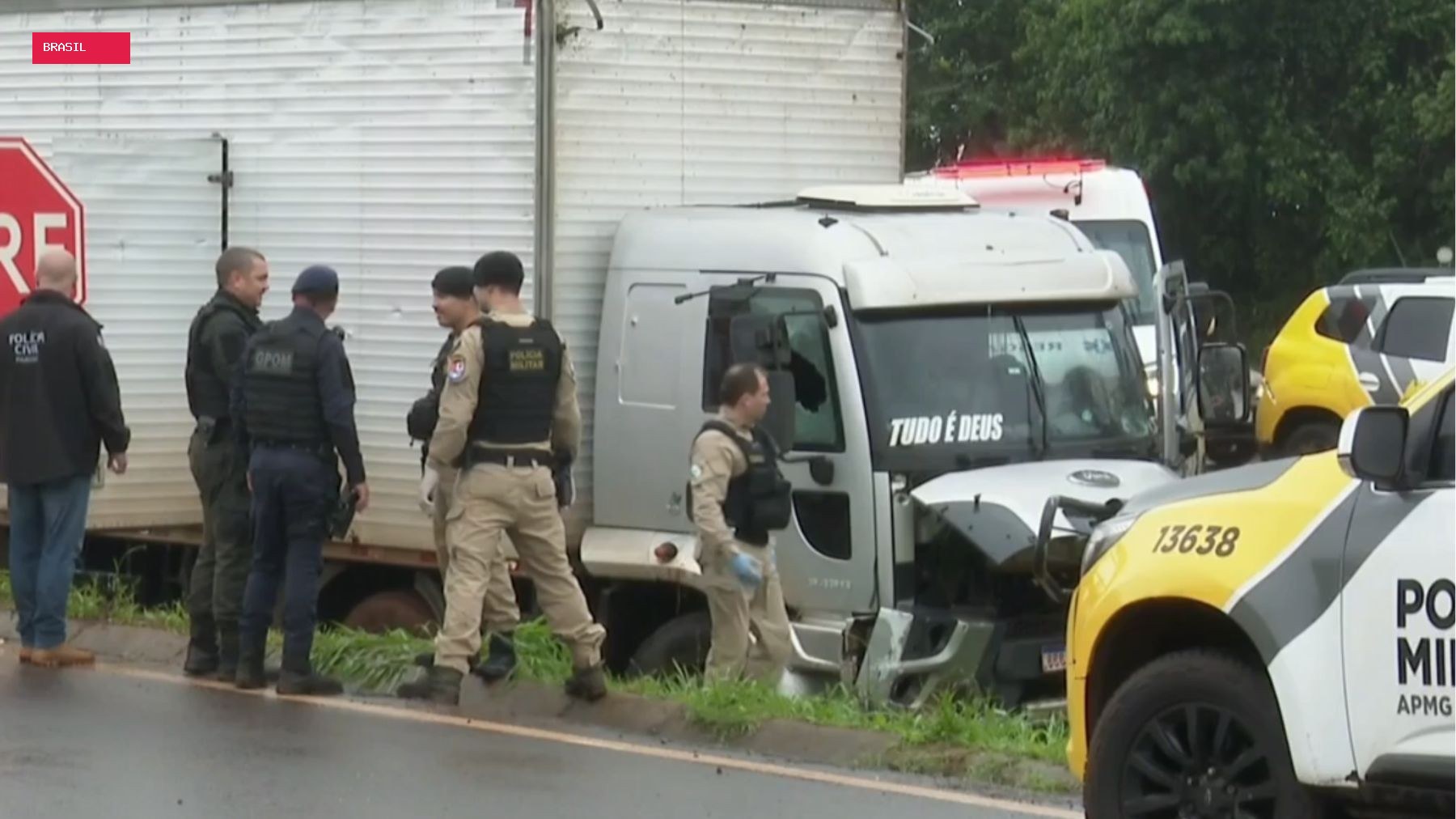 Caminhão com drogas é perseguido pela polícia por 35 km, provoca acidentes e tiroteio termina com duas