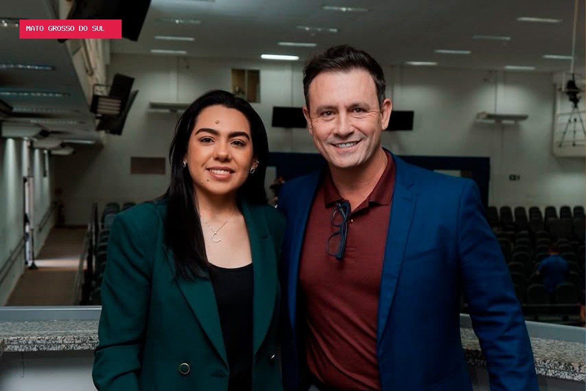 Cassy Monteiro e André Salineiro se unem em adesivaço por Flávio Bolsonaro em Campo Grande