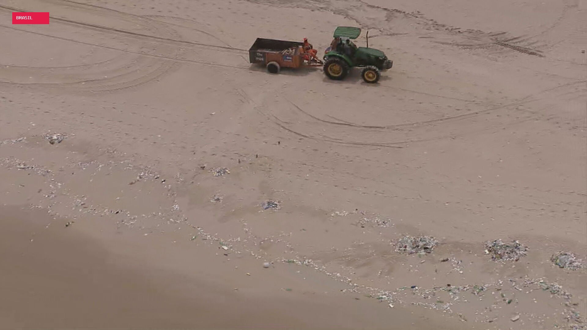 Comlurb usa trator e reforça limpeza após mar arrastar lixo depois de chuva na praia de São Conrado