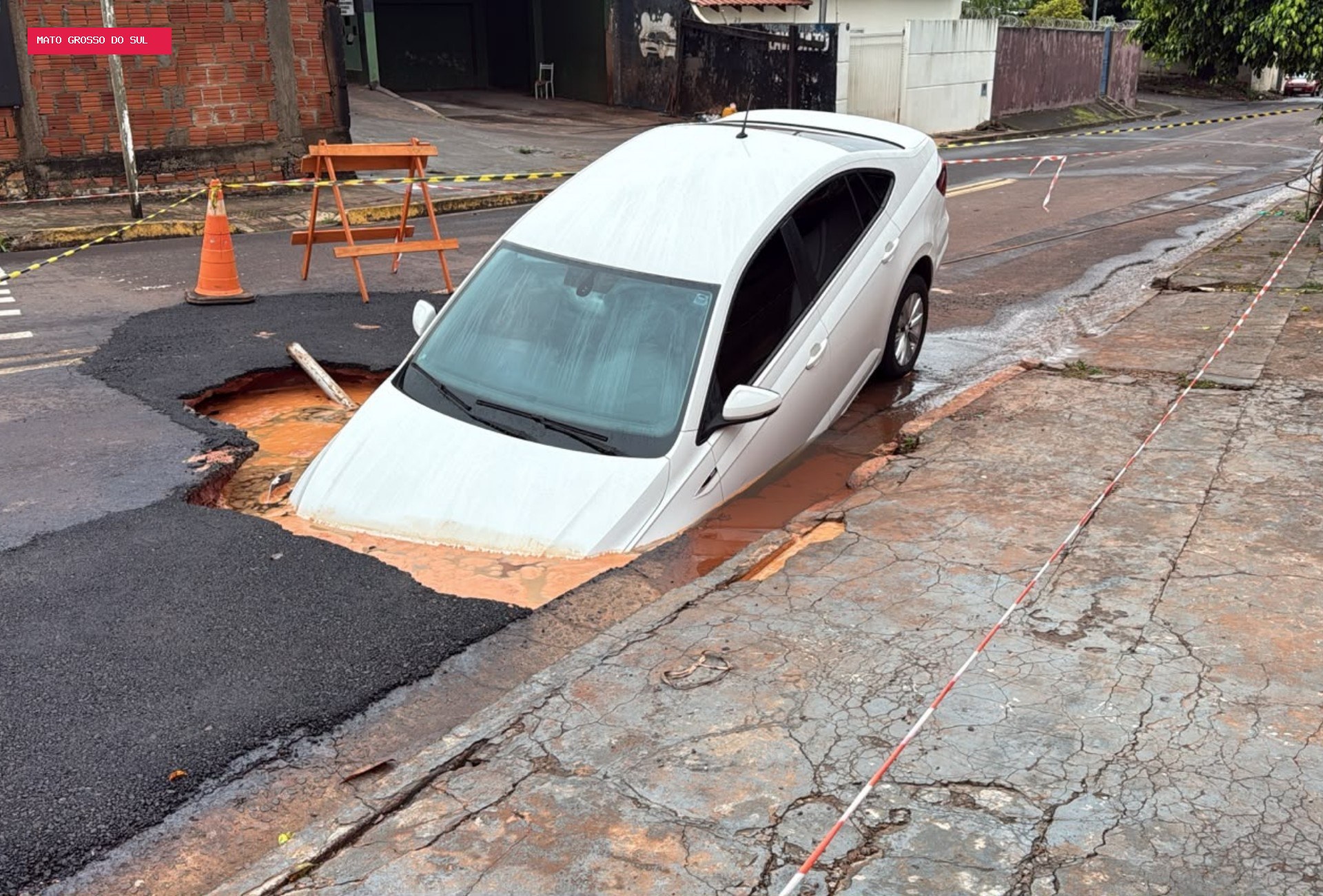 Carro é engolido por buraco após forte chuva em Campo Grande