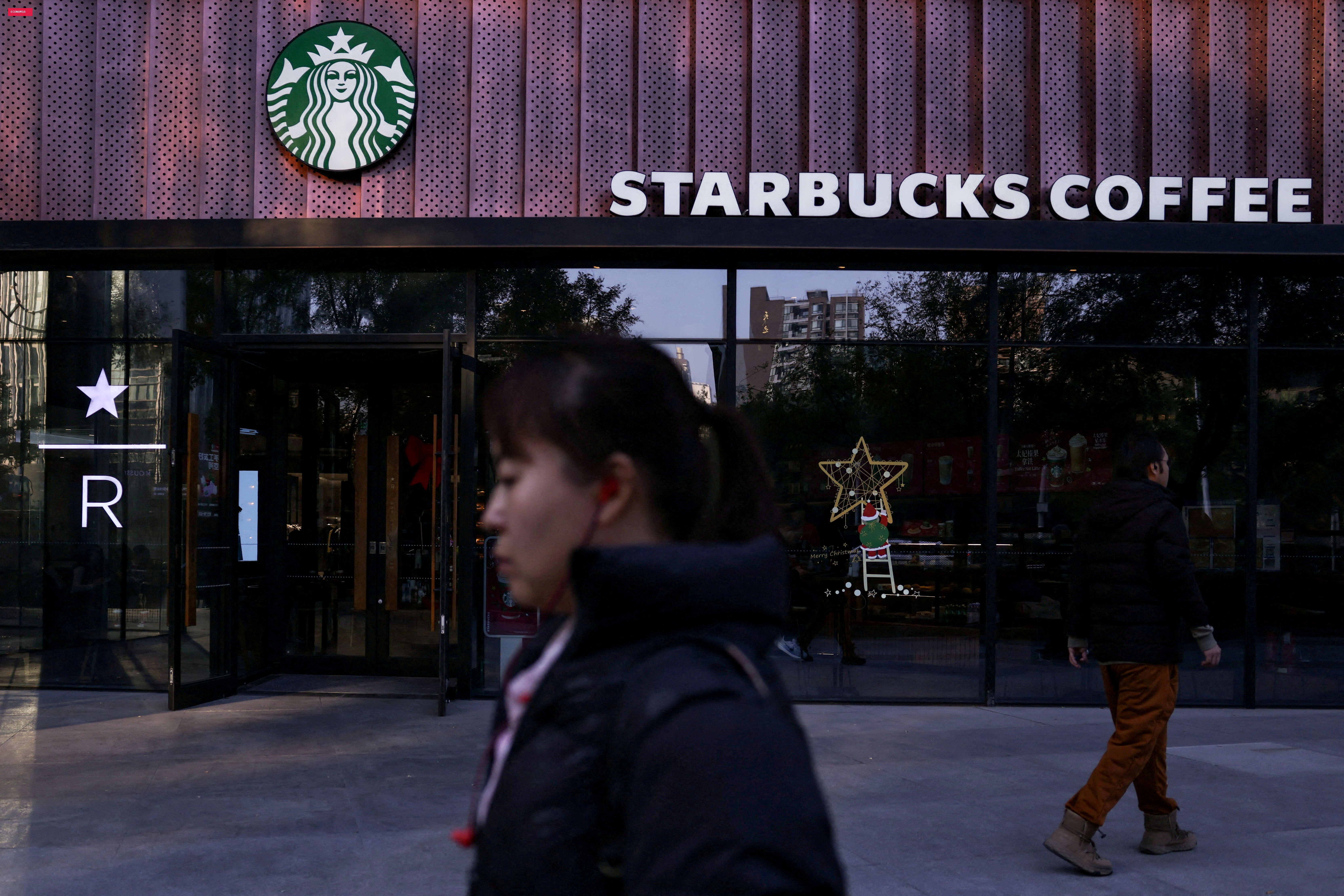 Por que a Starbucks está sendo criticada por abrir lojas nesta região da China