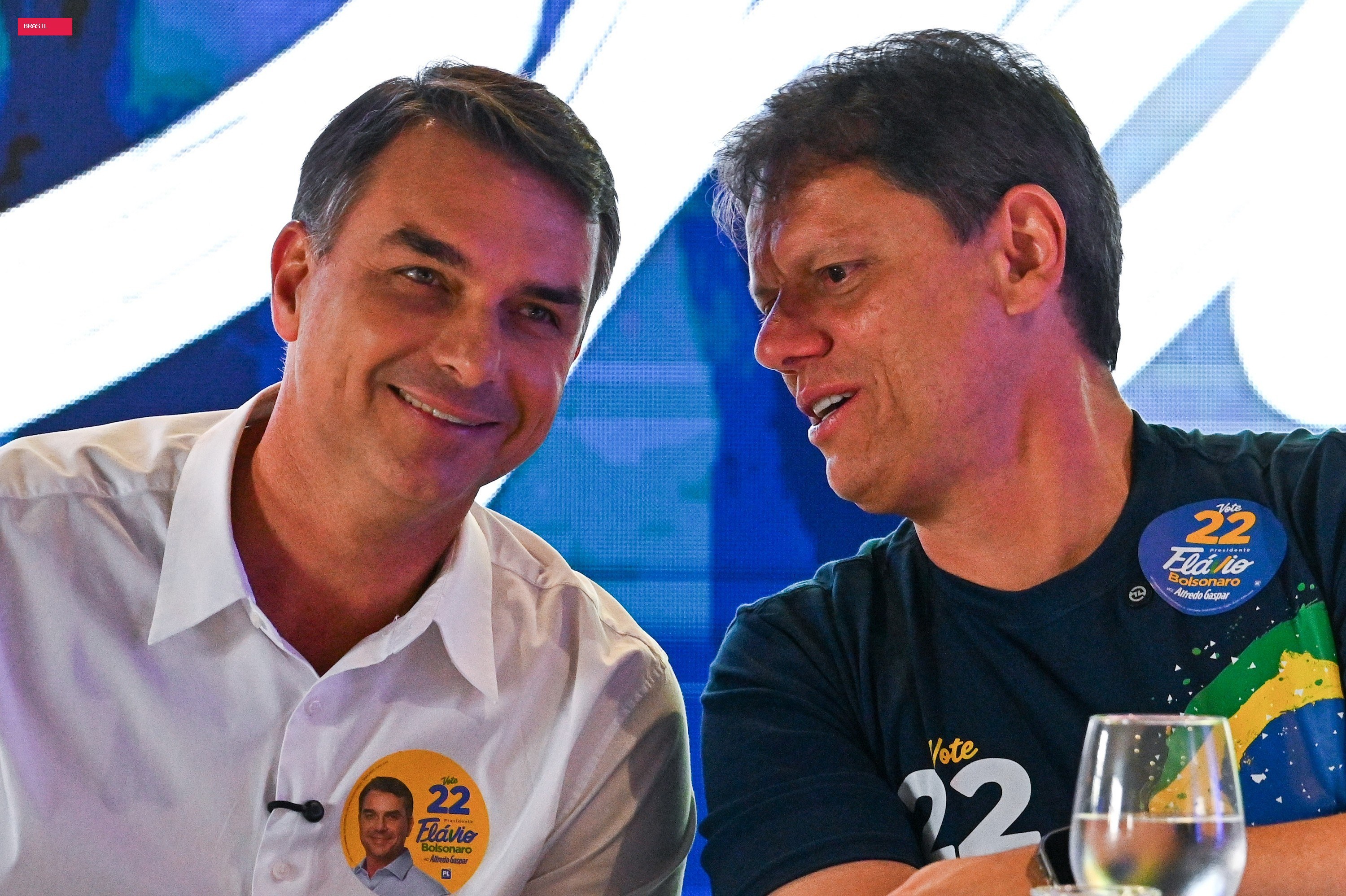 Flávio Bolsonaro se reúne com prefeitos de SP e orienta campanha nas cidades: 'Não podemos baixar a guarda'