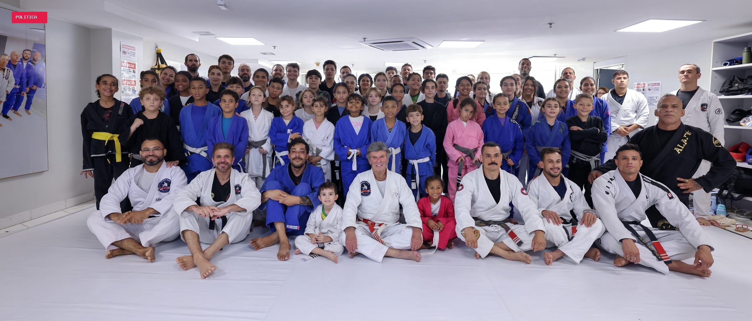 Fux demonstra golpes de jiu-jítsu a crianças em evento no STF