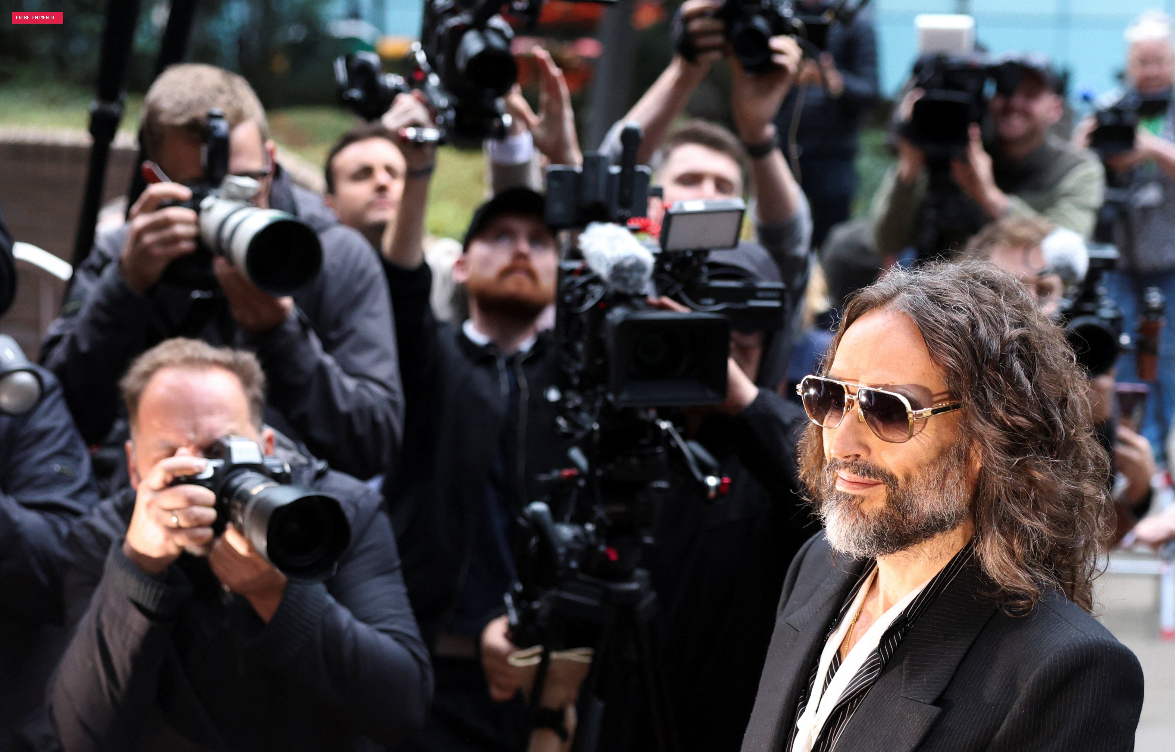 Russell Brand era um predador sexual implacável, dizem promotores britânicos