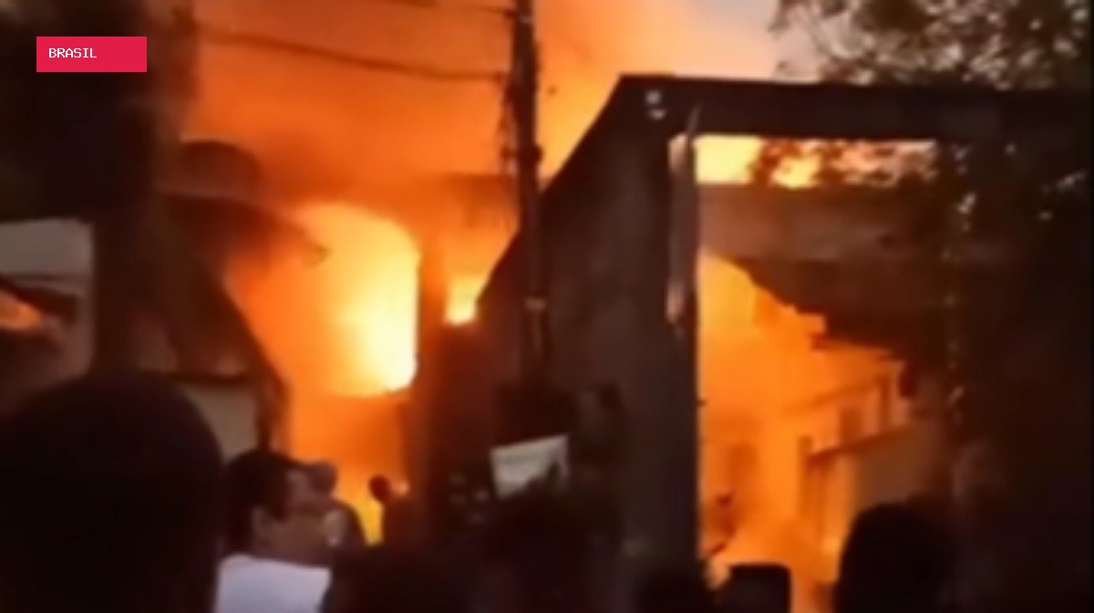 Incêndio atinge fábrica de velas em Cordovil, na Zona Norte do Rio; VÍDEO