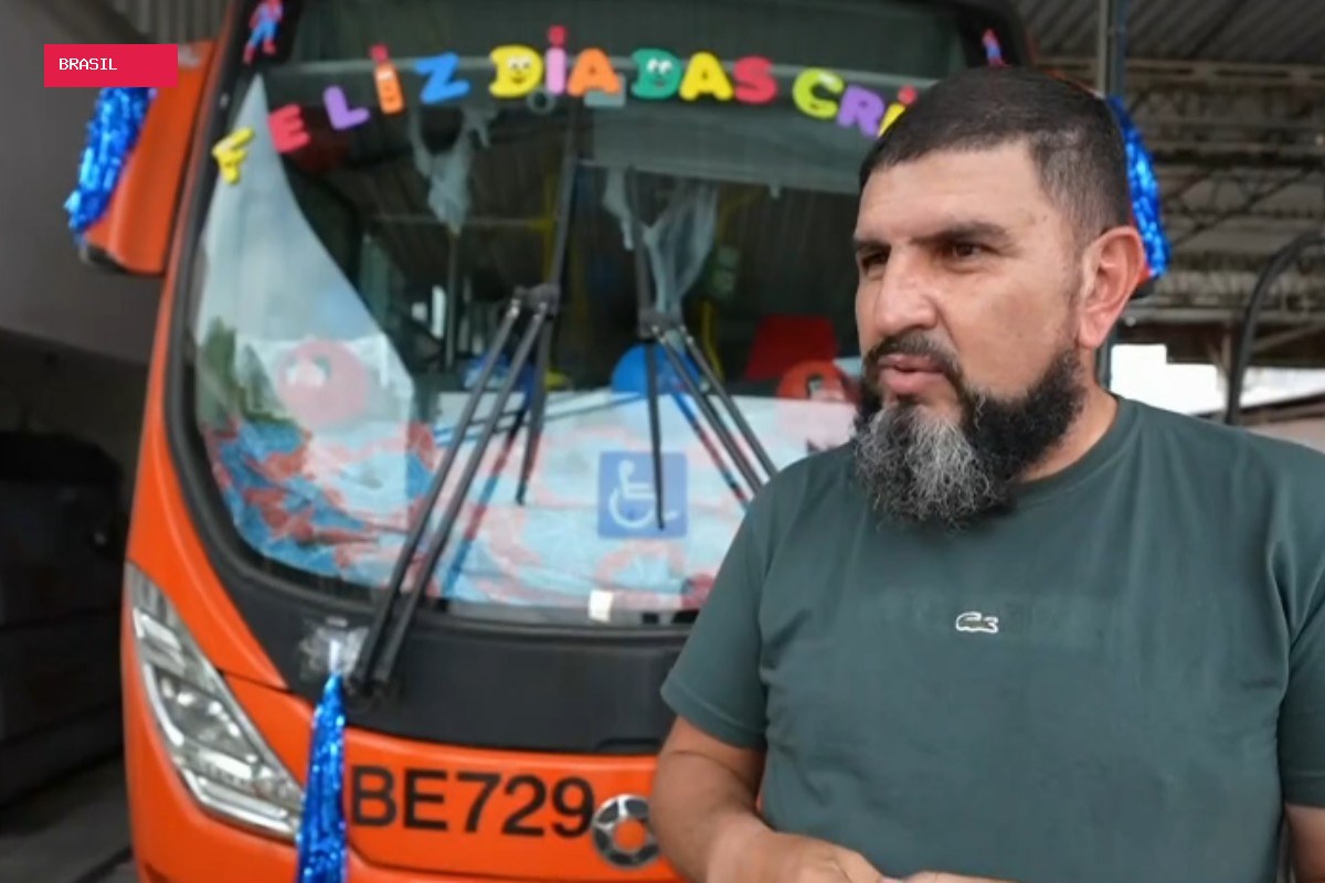 Há 12 anos, motorista de ônibus de Curitiba distribui brinquedos de graça no Dia das Crianças, dentro do