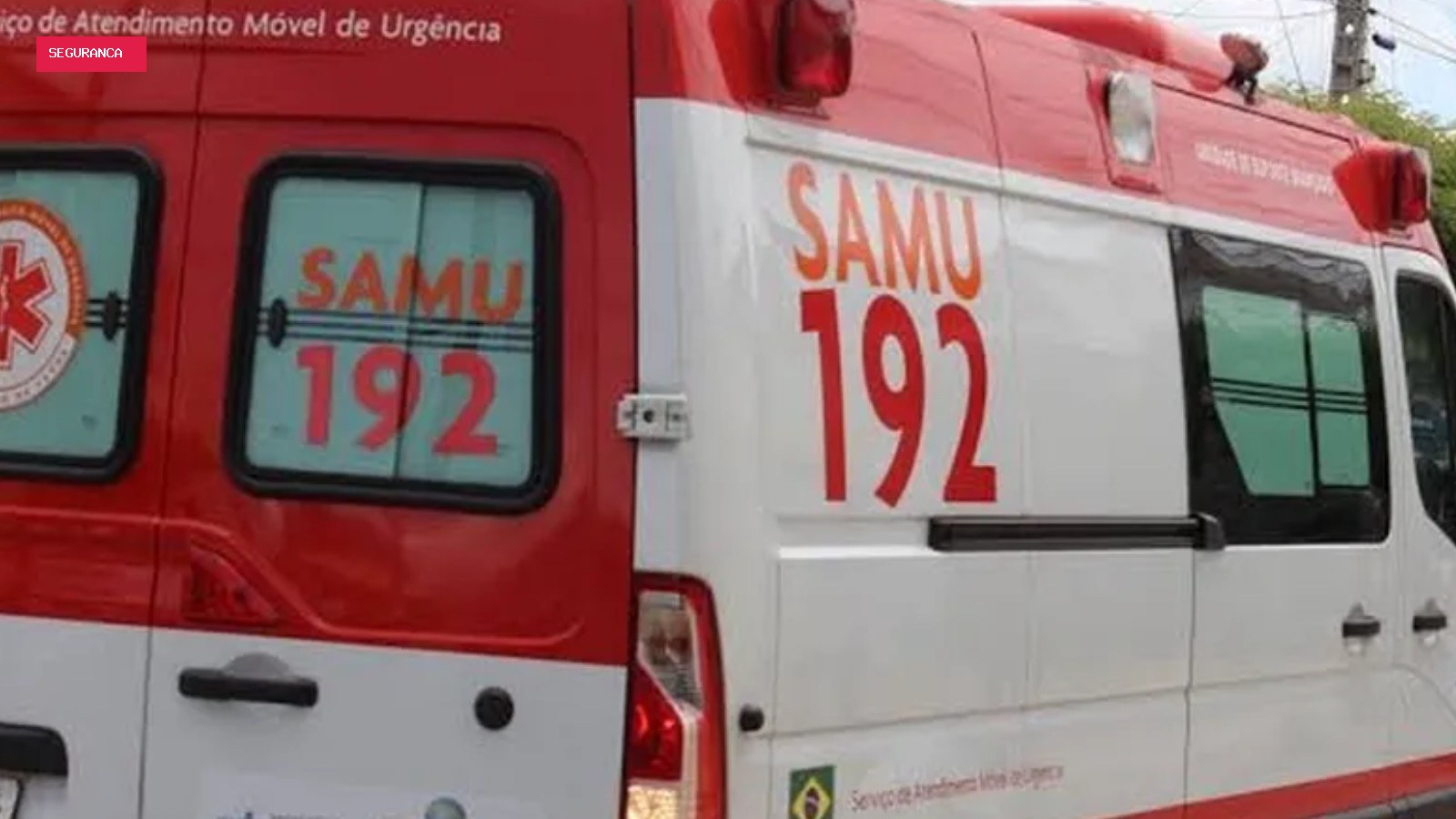 Caminhão bate em barranco e tomba na BR-251, em Francisco Sá; chovia no momento