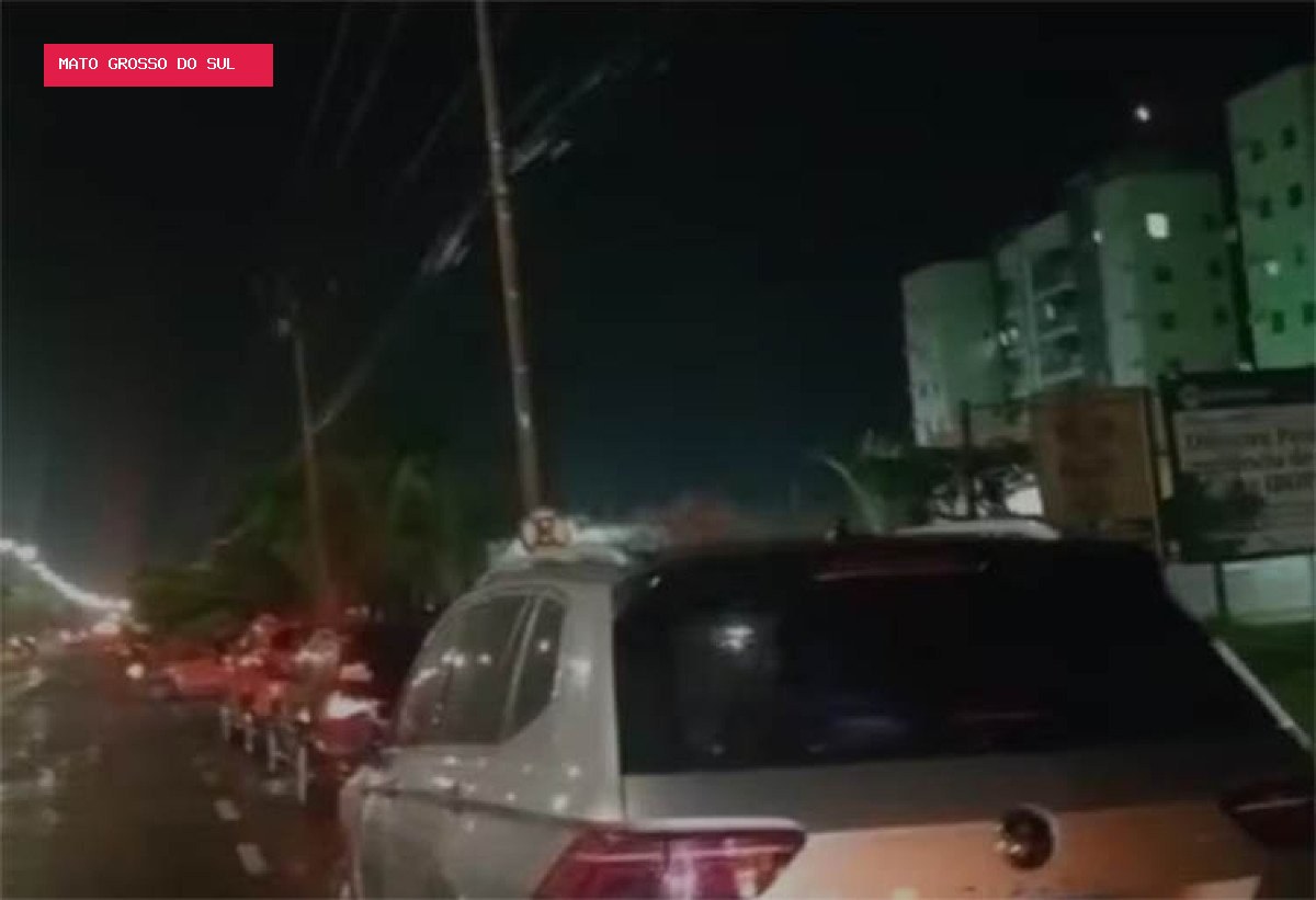 Aconteceu de novo: buraqueira deixa fila de carros com pneus furados em Campo Grande