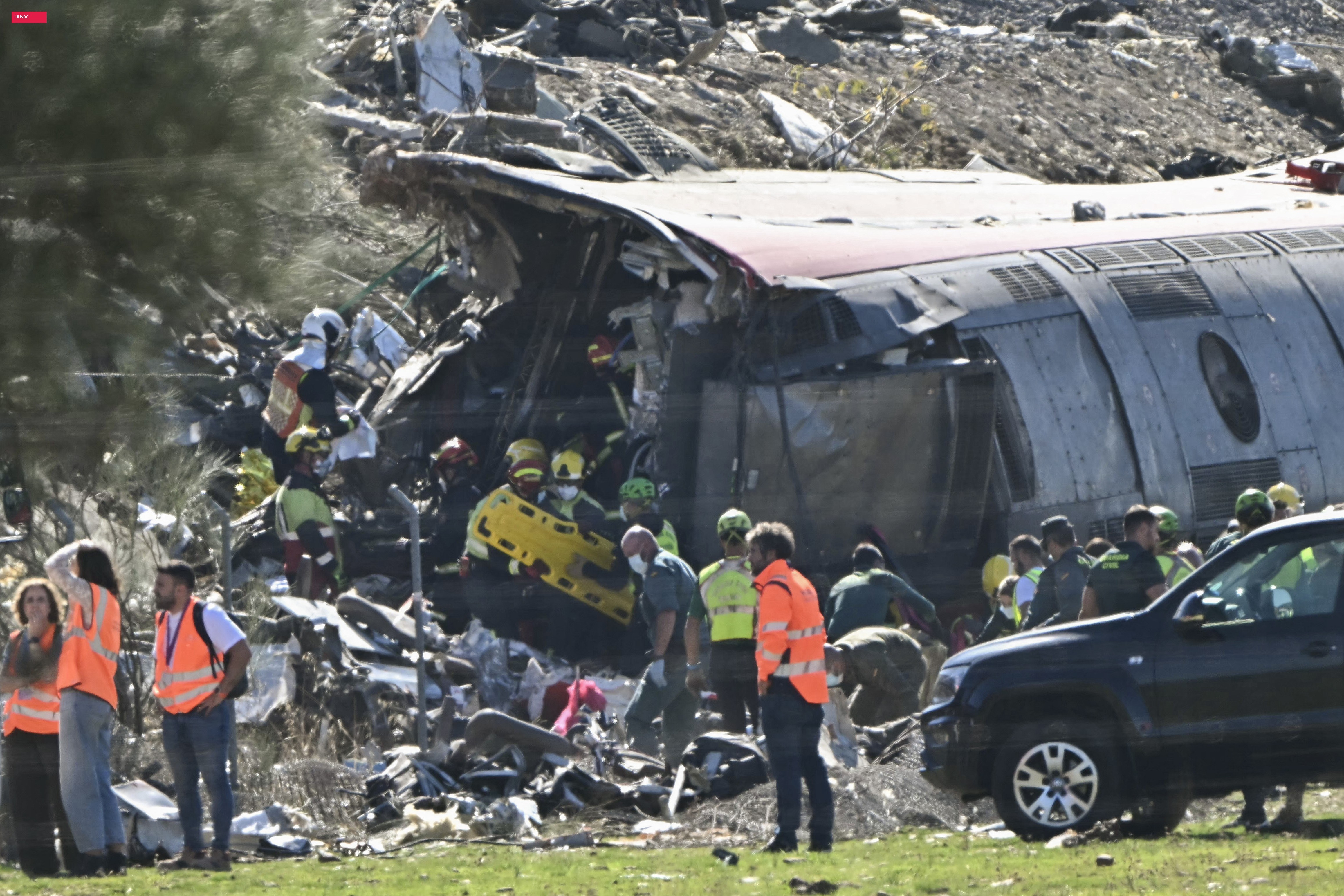 Colisão de trens na Espanha: sobe para 69 número de mortos; buscas continuam com drones, guindaste e cães