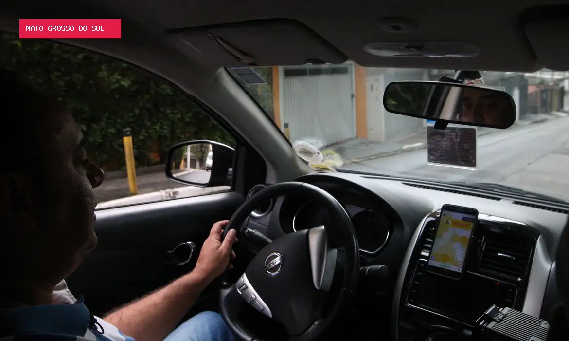 Projeto prevê desconto de 60% em multas de trânsito para motoristas de Uber e entregadores do iFood