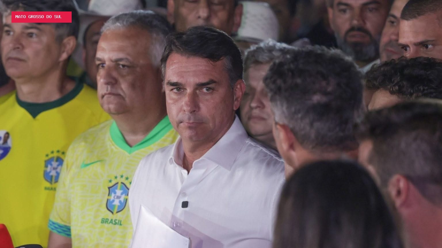 Flávio Bolsonaro viaja aos EUA após ordem de apreensão dos passaportes