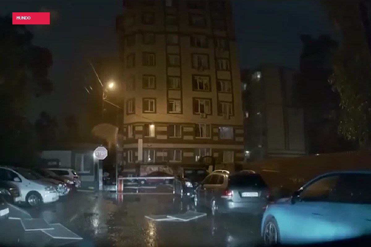Ataque russo atinge prédio residencial na Ucrânia; VÍDEO mostra janelas explodindo