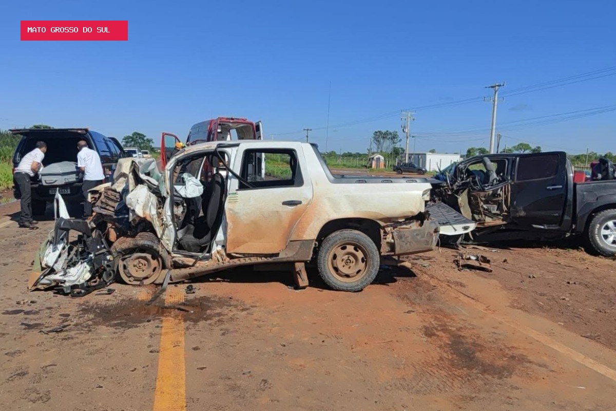 Dois trabalhadores morrem em batida entre caminhonetes na BR-262 em MS
