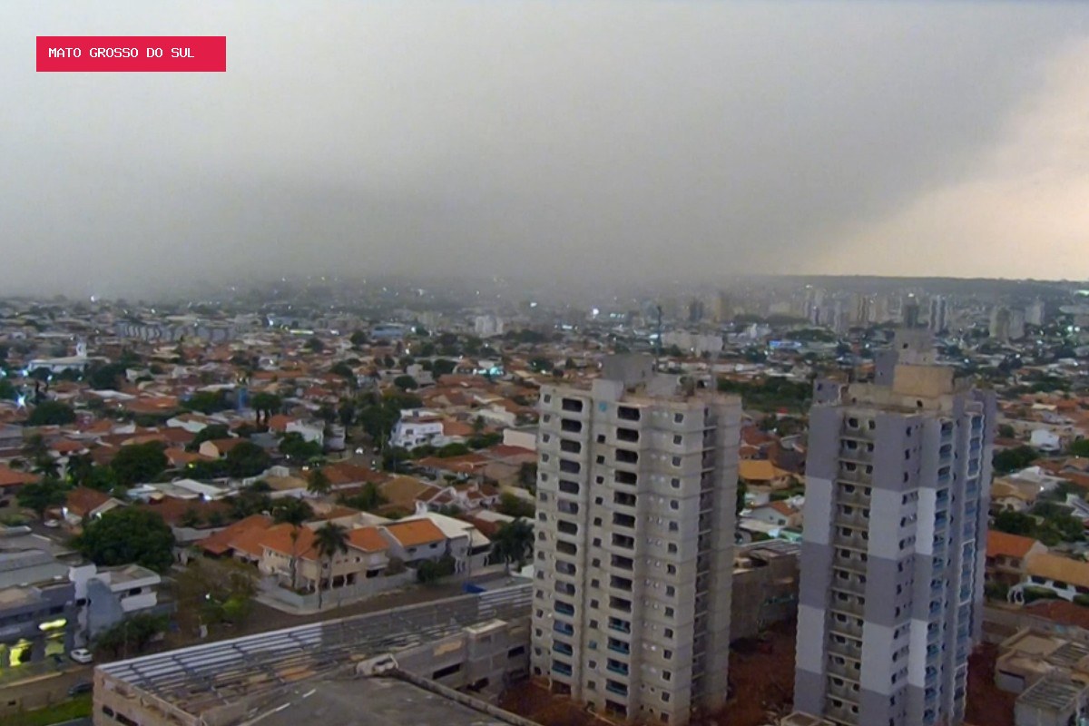 Câmera flagra avanço de nuvens carregadas em dia de chuva forte em Campo Grande; VÍDEO