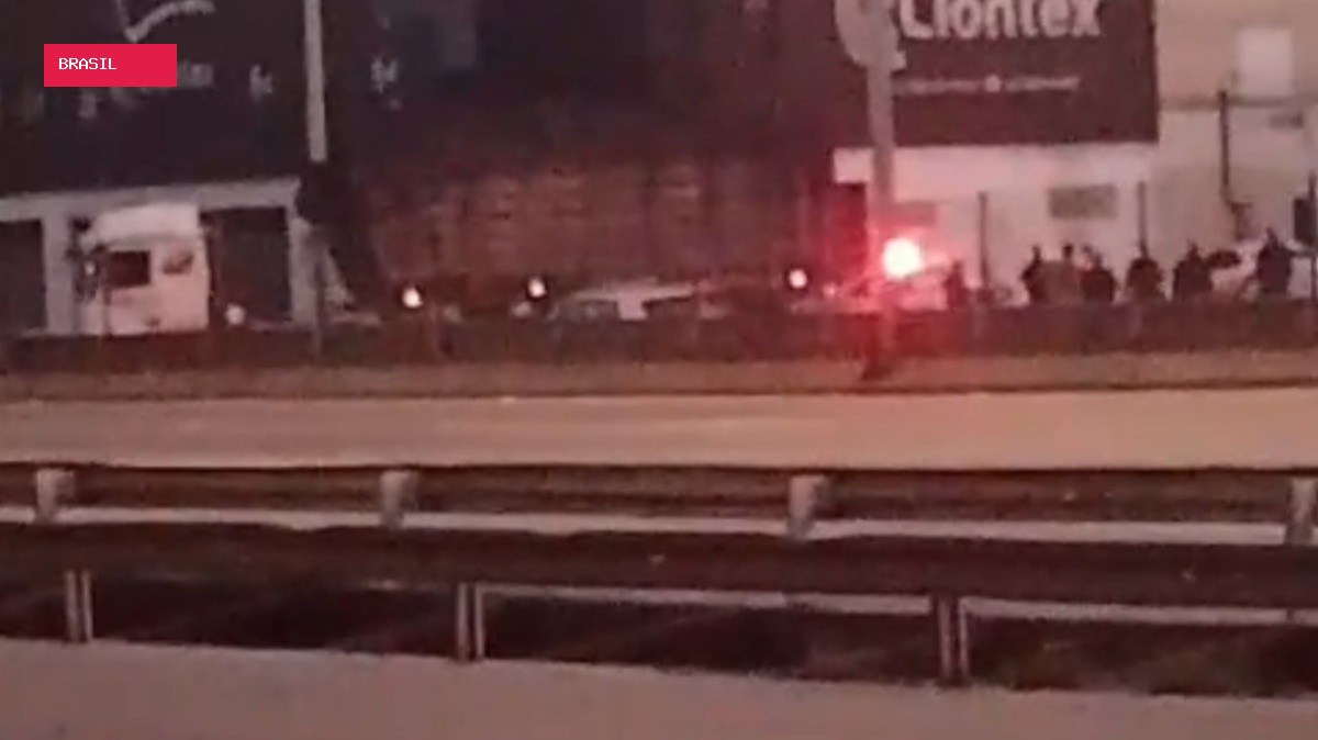 Moradores relatam intenso tiroteio em Duque de Caxias; carreta é atravessada na Washington Luiz