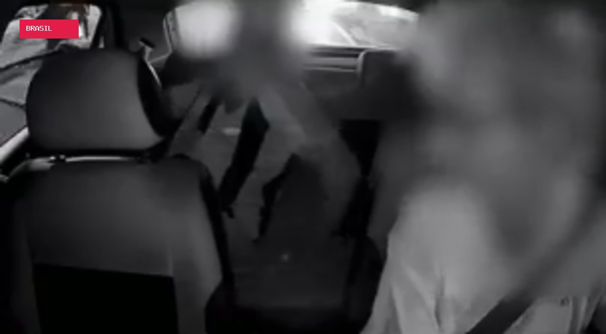 Torcedor tem celular furtado dentro de carro de aplicativo em BH