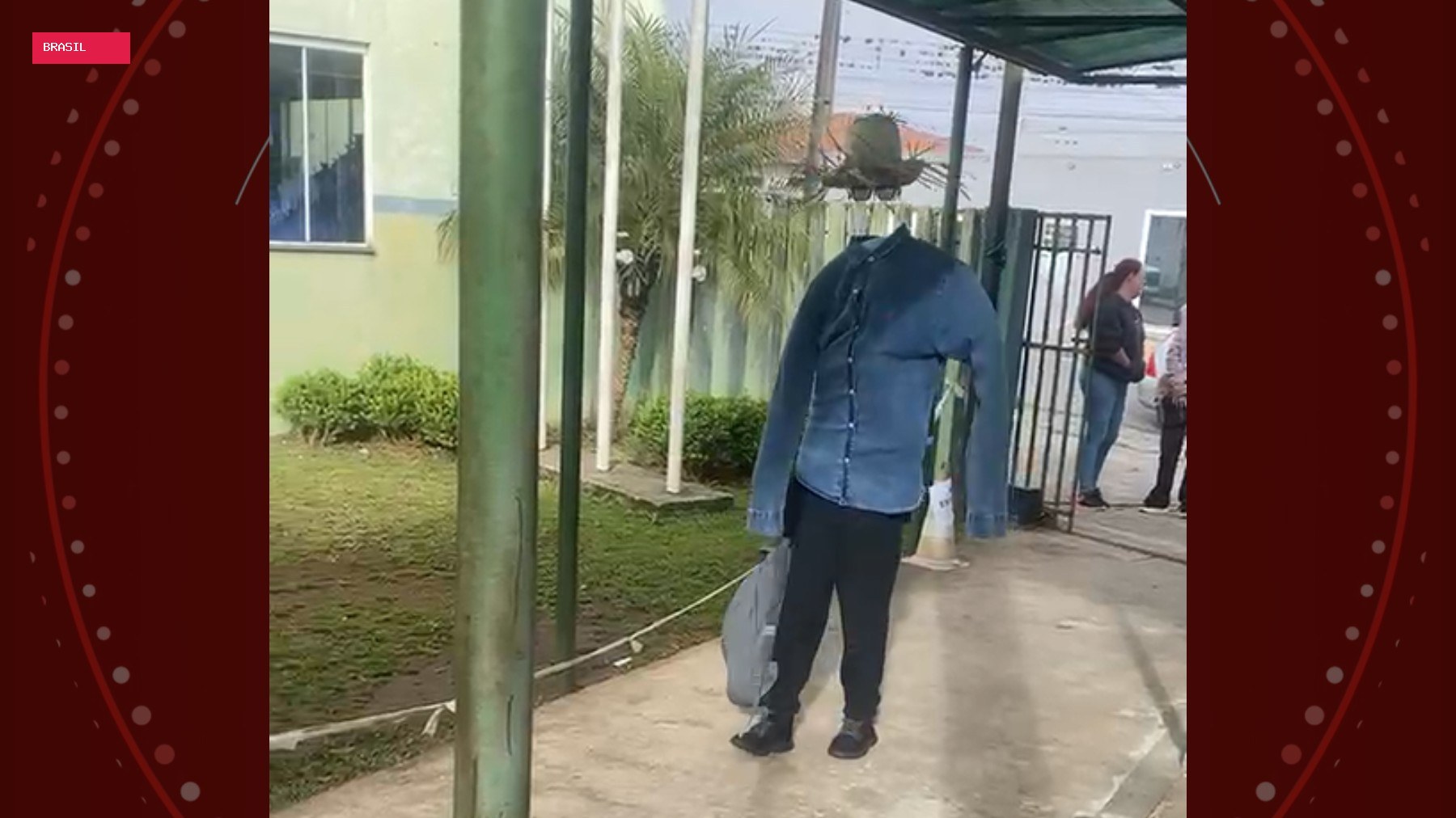 Pais transformam filho em 'homem-invisível' para dia da fantasia em escola do Paraná: 'Crianças ficaram