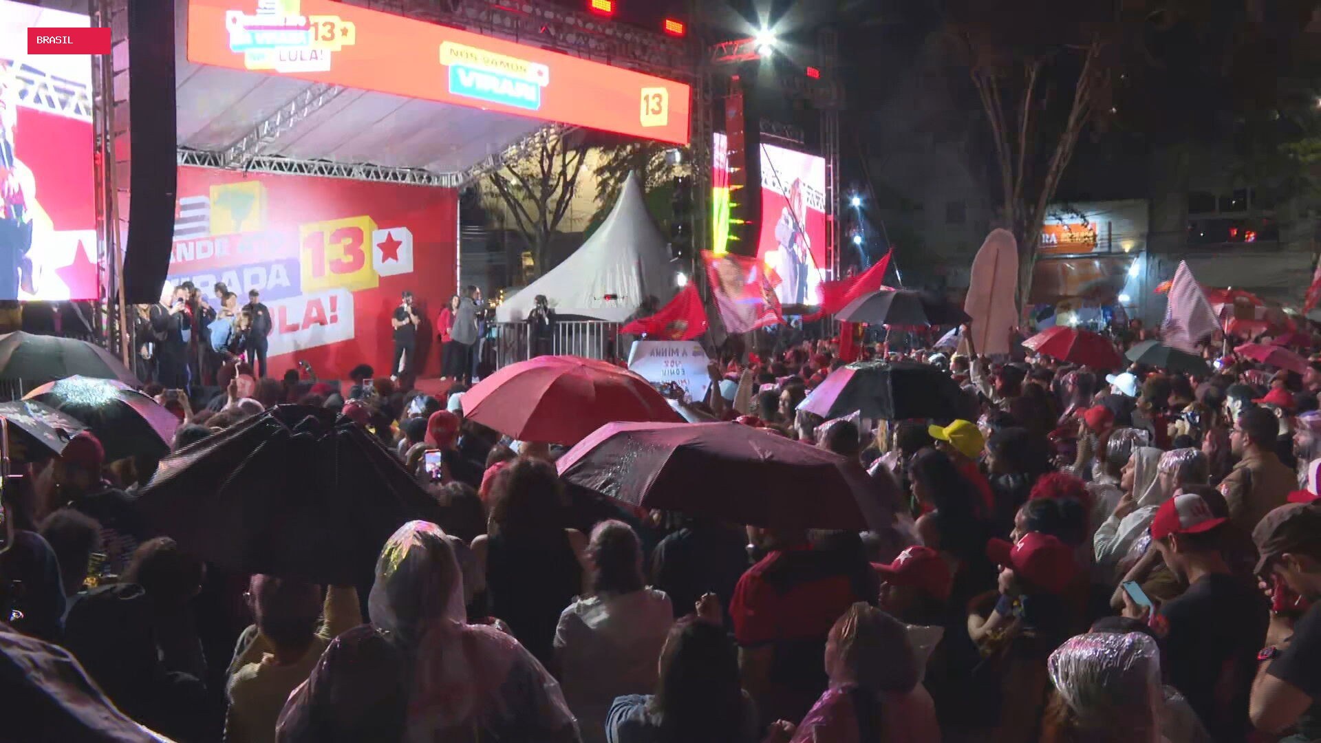 Sob chuva, apoiadores de Lula fazem ato no Largo da Batata, em SP, para mobilizar votos no 2º turno