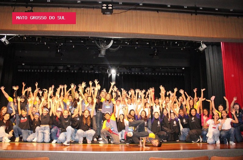 Dança de rua leva crianças e adolescentes do Guanandi ao teatro