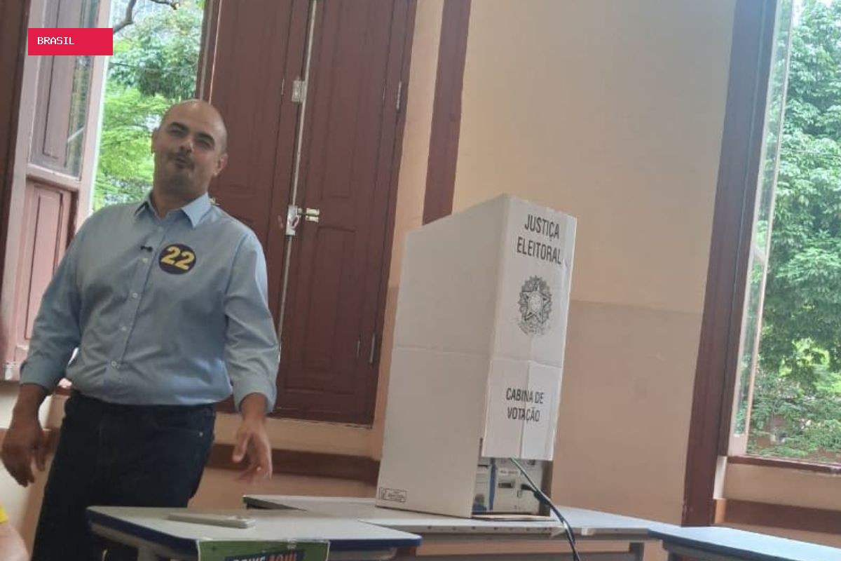 Governador de Minas Gerais Mateus Simões vota em Belo Horizonte