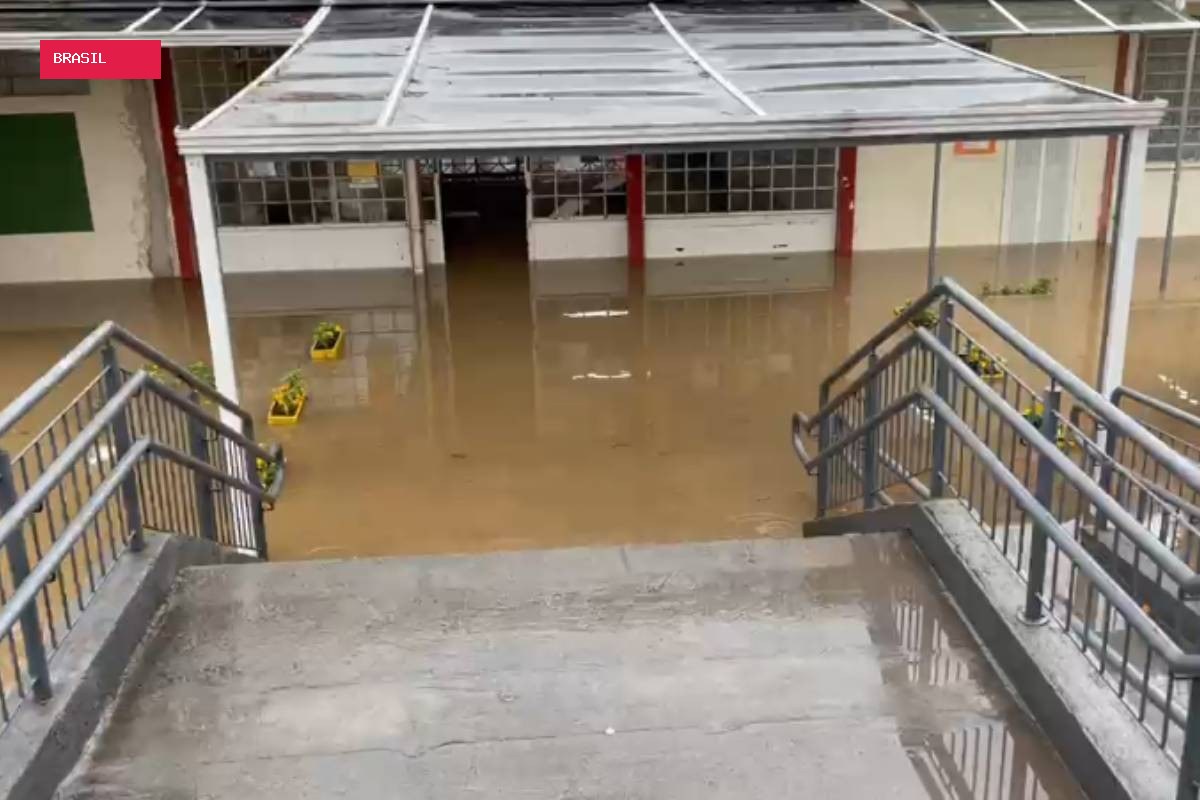 Chuva bloqueia rodovias, alaga ruas e deixa escola embaixo de água no Paraná