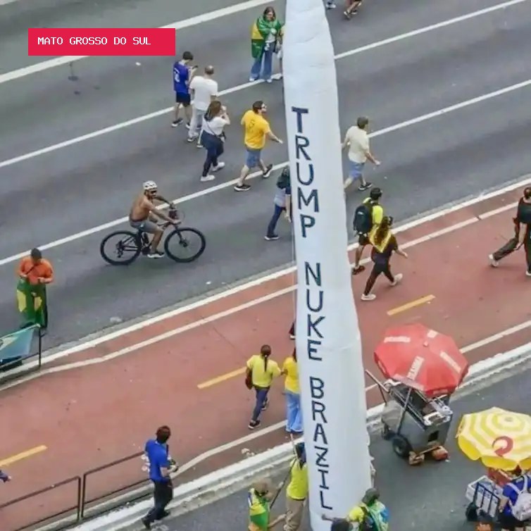 Flávio Bolsonaro faz ato na Paulista e promete levar pai à posse se vencer eleição