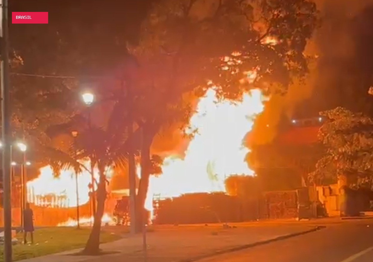 Incêndio destrói loja de paletes e deixa maternidade sem energia no Recife; VÍDEO