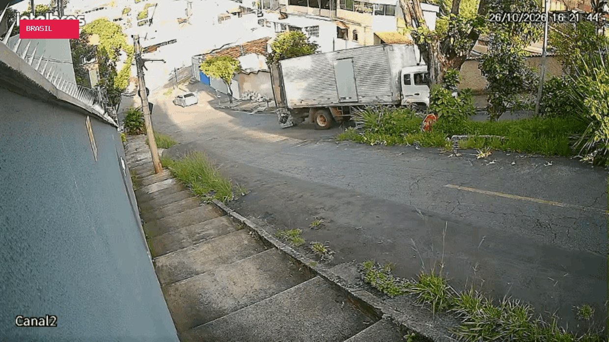 Vídeo mostra momento em que carga de ácidos cai de caminhão em BH; moradores de 7 casas precisaram sair