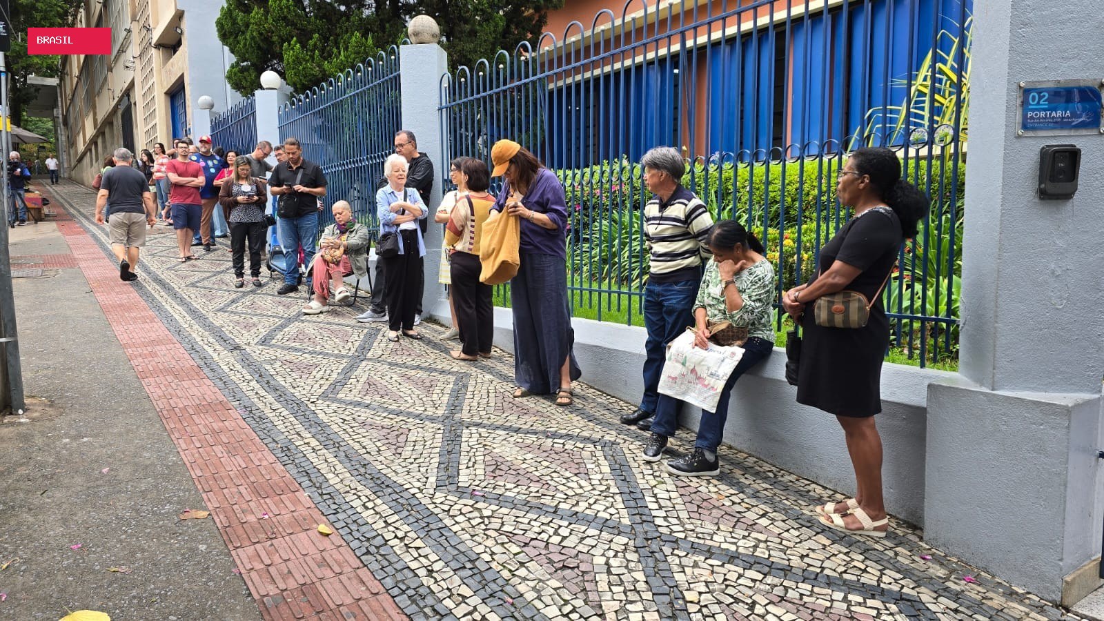 Votação começa na Grande BH com filas e movimento intenso em seções eleitorais