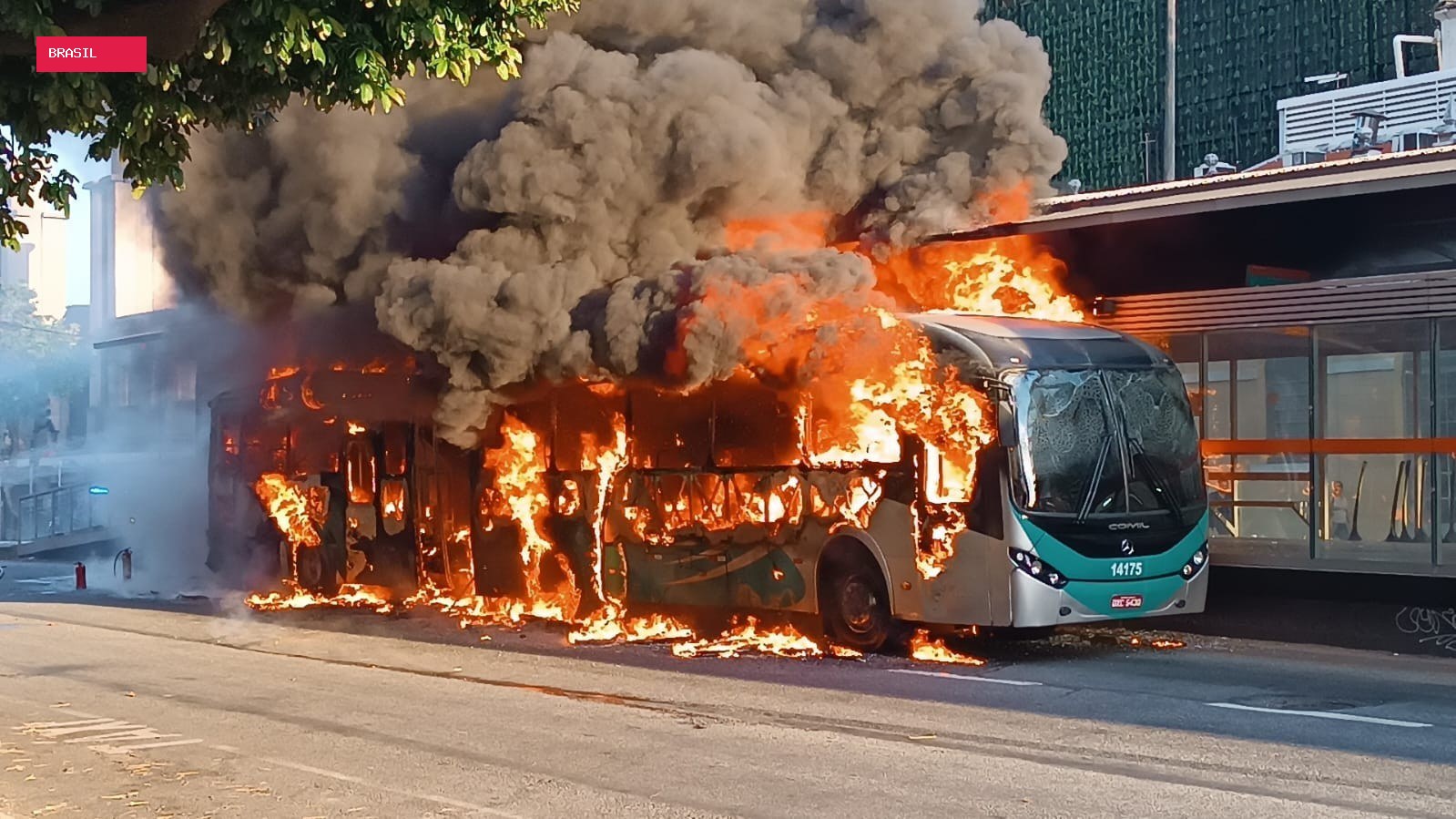 Ônibus metropolitano pega fogo no Centro de BH