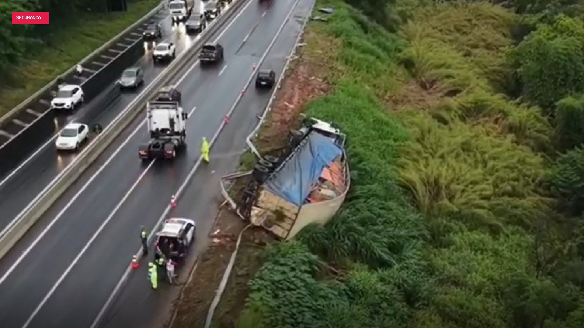 Carreta carregada com eletrodomésticos tomba em rodovia de Marília