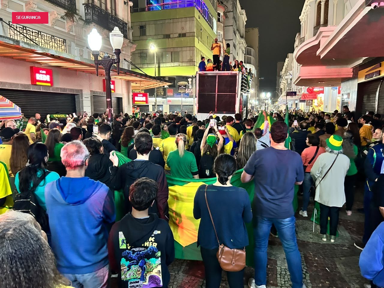 Apoiadores de Flávio Bolsonaro fazem caminhada pelo Centro de Juiz de Fora
