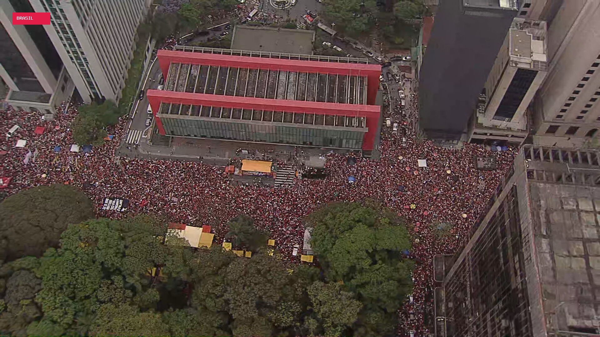 Lula faz ato na Paulista e pede que eleitores convençam quem não foi votar no 1º turno: 'Temos obrigação de