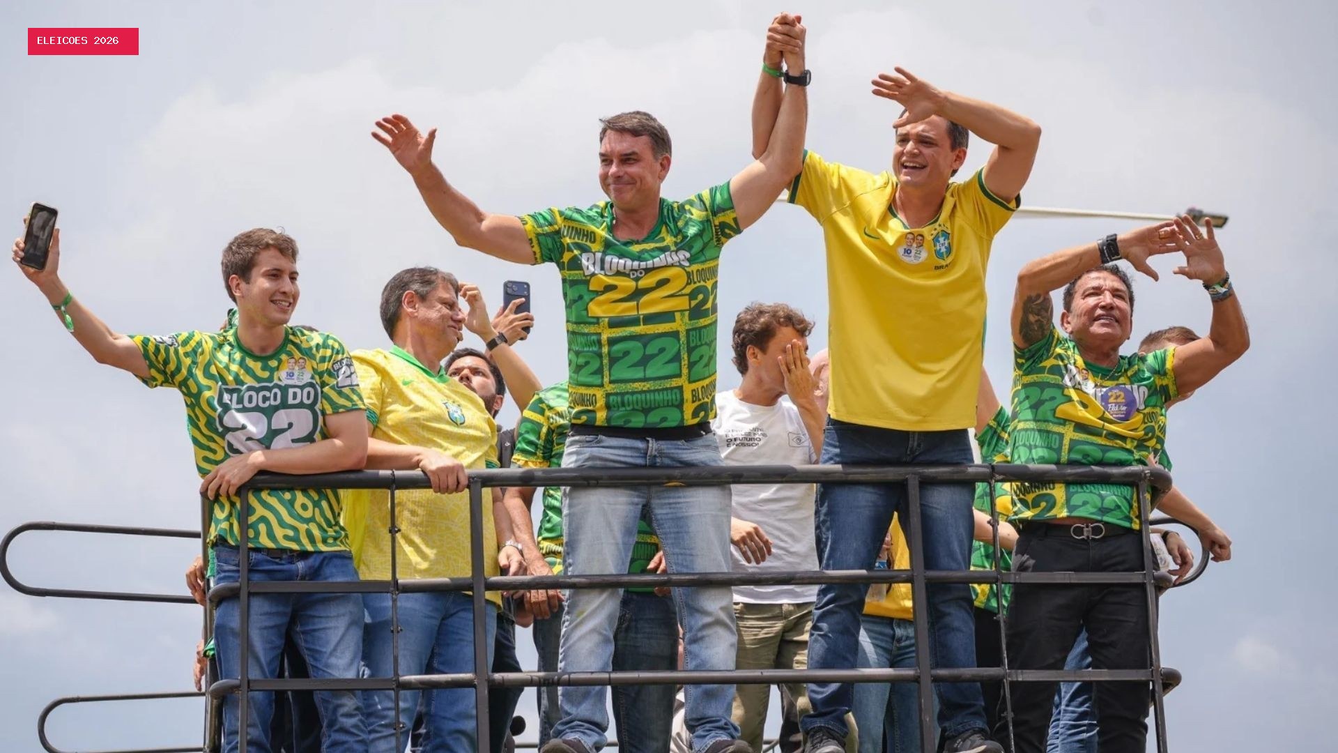 Flávio Bolsonaro faz ato com apoiadores na Avenida Dante Michelini, em Vitória, no ES