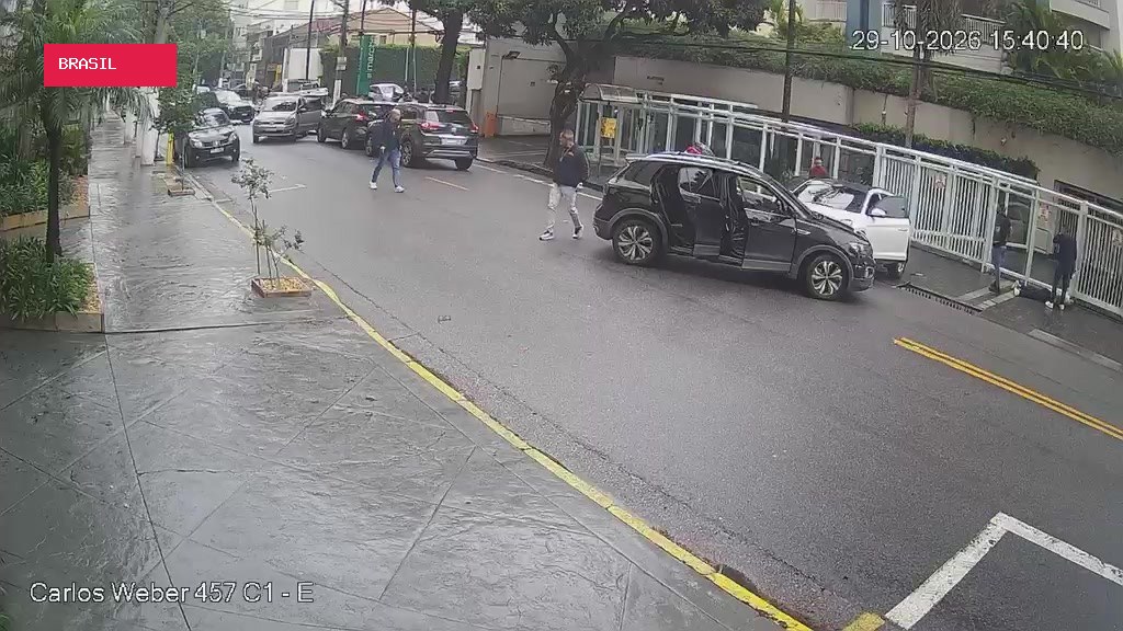 Troca de tiros entre polícia e quadrilha de roubo a residências deixa um morto na Zona Oeste de SP