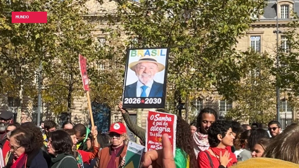 Em Paris, apoiadores de Lula reivindicam o verde-amarelo e pedem votos no segundo turno