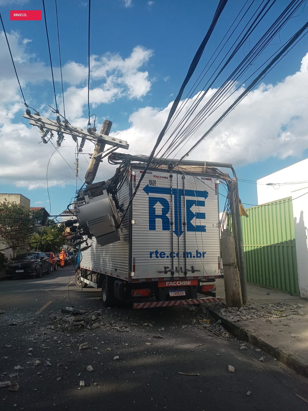 Caminhão bate em poste no Castelo, em BH, e clientes ficam sem energia
